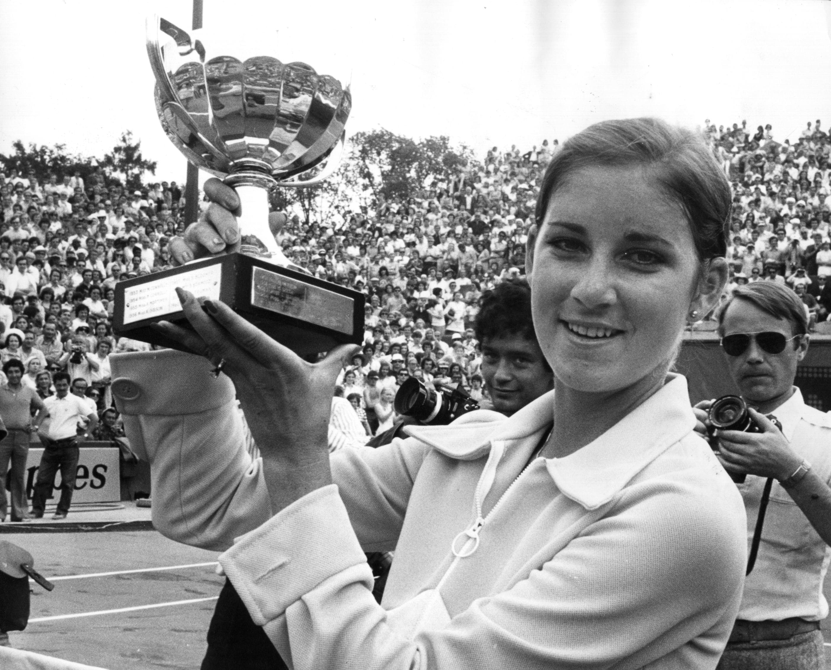 1974年6月18日，勞力士代言人兼七次羅蘭‧加洛斯法國網球公開賽（ROLAND-GARROS）女子單打冠軍得主克里斯．艾芙特（CHRIS EVERT）捧起冠軍獎盃，今年是其首度獲得大滿貫（GRAND SLAM®）